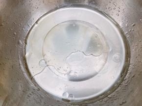 盆里加入水和玉米油检查至乳化