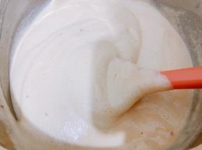 分次把打发好的蛋白跟蛋黄糊混合均匀