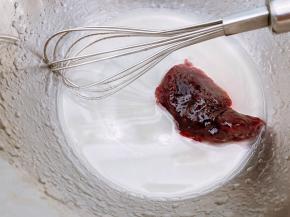 加入树莓果酱搅拌均匀无颗粒