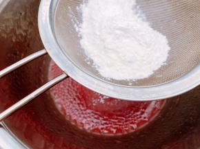 筛入低筋面粉搅拌均匀无颗粒