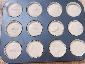 把蛋糕糊分装在纸杯里，放入预热好的烤箱中层先110度烤25分钟，再转140度烤25分钟左右