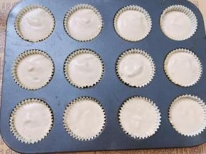 把蛋糕糊分装在纸杯里，放入预热好的烤箱中层先110度烤25分钟，再转140度烤25分钟左右