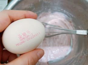 鸡蛋分离，蛋黄加入面糊里