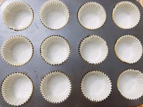 先把纸杯放入模具里