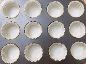 先把纸杯放入模具里