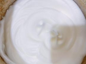 蛋清放在无油无水的盆里，加入白糖打发至硬性