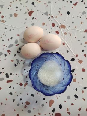 准备三个鸡蛋，30克白糖！