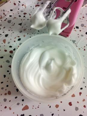 蛋黄和蛋白分离，蛋白中加入20克白糖，打发成弯勾状态！