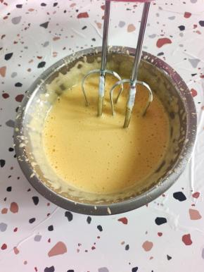 蛋黄中放入10克白糖。打发成颜色发白！