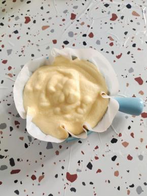 把翻拌好的蛋糊，倒在烤碗里！