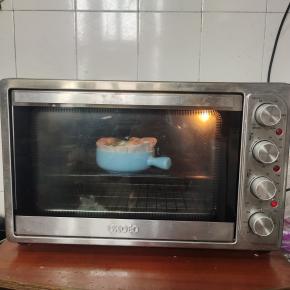 放入提前预热好的烤箱中，上下火160度烤50分钟！(中途观察表面，颜色够了，及时加盖一层锡纸！不要表面烤糊了！)