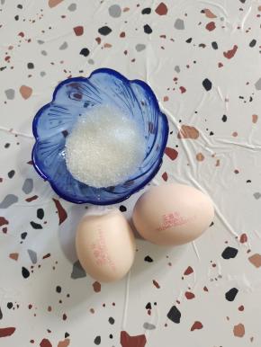 准备两个新鲜的鸡蛋，20克白糖！(也可以根据自己的喜好调整白糖的用量！)