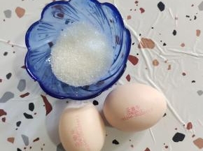 准备两个新鲜的鸡蛋，20克白糖！(也可以根据自己的喜好调整白糖的用量！)