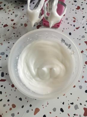 蛋白放入冰箱冷藏一会儿，放入白糖和少许柠檬汁，打法成弯勾状态！(千万不要打发过头了！没有柠檬汁的也可以用白醋来代替！)