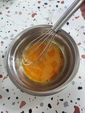 蛋黄中放入一点点盐，搅拌均匀！