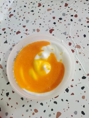 蛋黄倒入蛋白里！