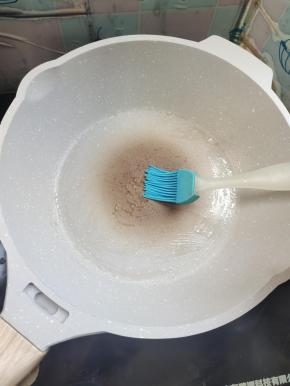 平底锅刷一层油，先开小火预热！