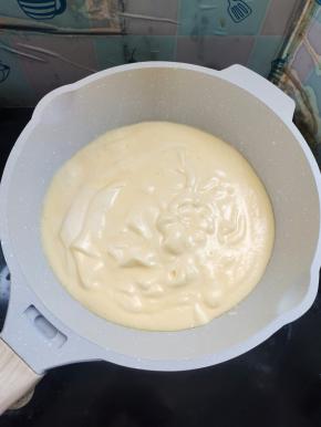 再关火，倒入糊糊！铺平！