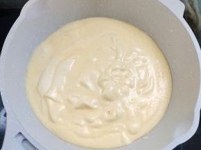 再关火，倒入糊糊！铺平！