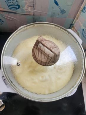 盖上盖子，开最小火加热膨胀至两倍大，就提起锅转圈！(大概5分钟关火，再焖3分钟！膨胀两倍大就可以，不然开盖会回缩！)