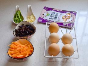 准备食材，配菜切丝。