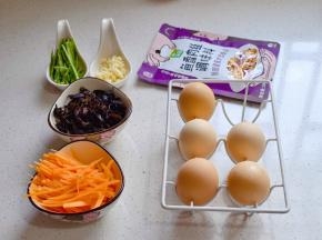 准备食材，配菜切丝。