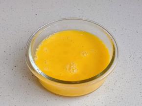 鸡蛋磕碗中打散。