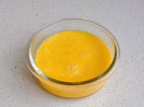 鸡蛋磕碗中打散。