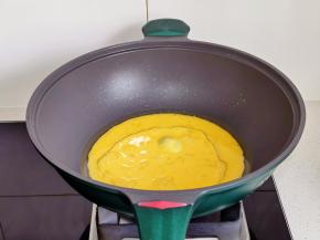 起油锅倒入蛋液。