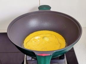 起油锅倒入蛋液。