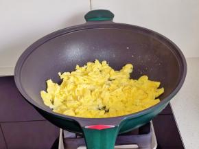 煎至凝固铲碎盛出备用。