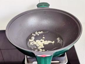 起油锅加入蒜末炒香。