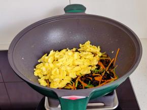 加入煎好的鸡蛋。