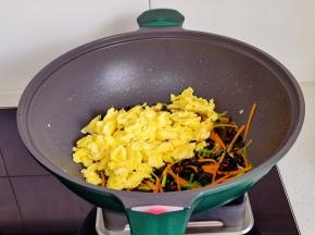 加入煎好的鸡蛋。