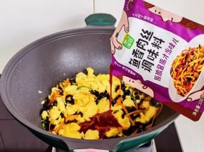 倒入鱼香肉丝调味料。