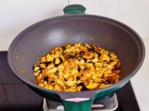 加入一勺水烧开关火。