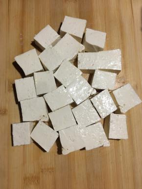 豆腐冲洗干净沥干水，切小块，刷上食用油。
