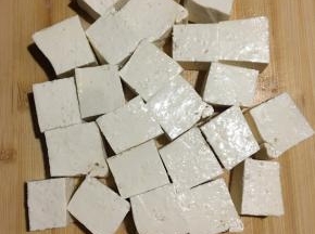 豆腐冲洗干净沥干水，切小块，刷上食用油。
