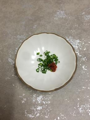 再简单的弄个蘸料，小蝶里放入葱花和辣椒酱。