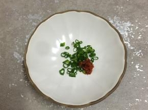 再简单的弄个蘸料，小蝶里放入葱花和辣椒酱。