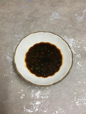 倒入酱油搅拌均匀。
