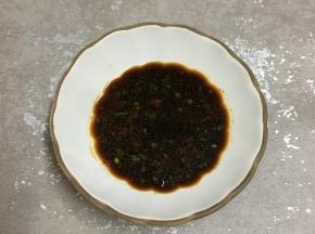 倒入酱油搅拌均匀。
