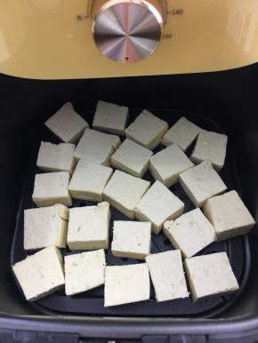 将刷了油的豆腐摆入提前预热好的空气炸锅中。