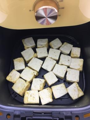 10分钟后将豆腐翻面。