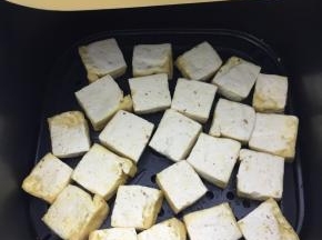 10分钟后将豆腐翻面。