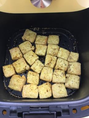 烤好后撒上烧烤粉。