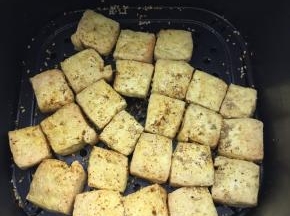 烤好后撒上烧烤粉。