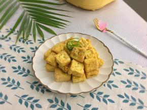 将烤好的豆腐装盘即可享用。