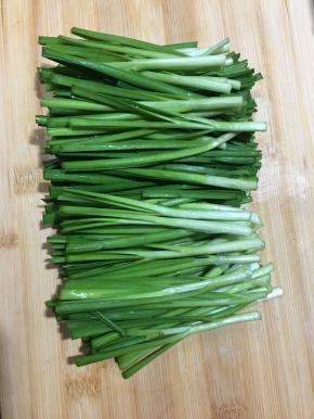 韭菜洗净沥干水，切段。