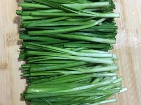 韭菜洗净沥干水，切段。
